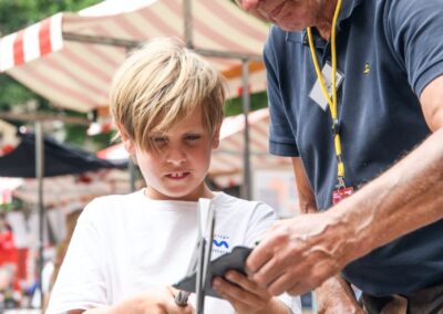 Theo van Oosteren legt het hanteren van leihamer en kapijzer uit
